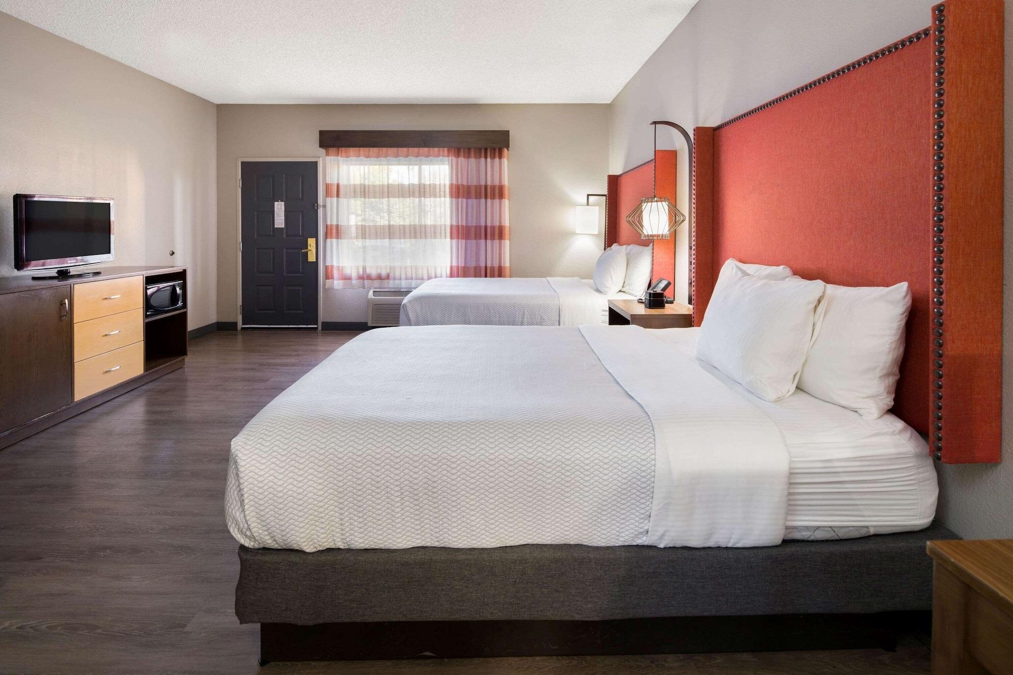 La Quinta By Wyndham Orange County Airport Hotel 3*